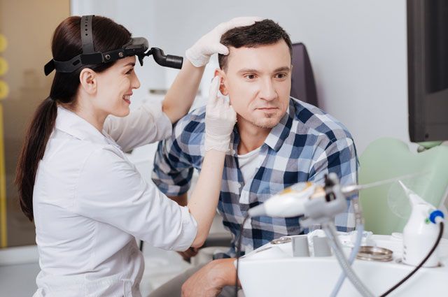 Пробка в ухе или отит