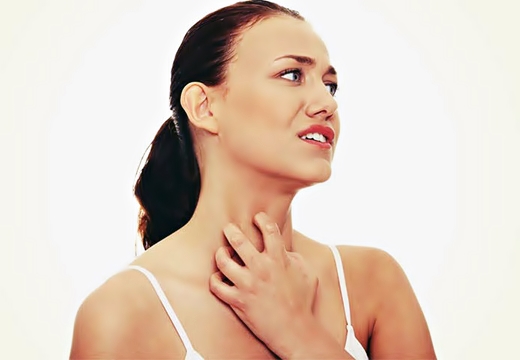 девушка чешется