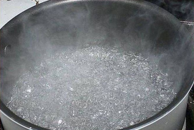 Капля кипятка могут попасть прямо в глаз