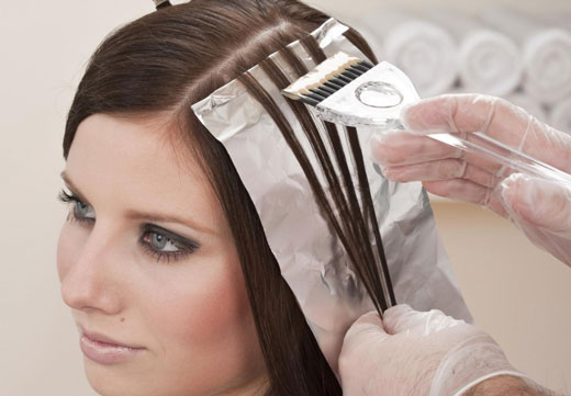 Краска для волос на девушке