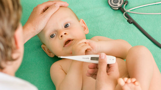 Новорожденный ребенок может получить воспаление легких в процессе родов