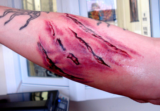 тату в виде царапин
